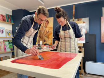 Man en vrouw schilderen hun eigen kunstwerk tijdens een priveworkshop in Breda.