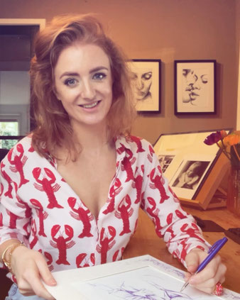 Kunstanres Daphne Schrijver werkt aan een portrettekening in opdracht van een dierbare.