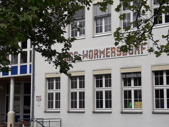 Blick auf das Gebäude der KGS Wormersdorf