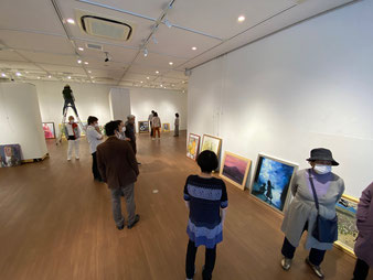 第52回白日会神奈川支部展、飾りつけのようす