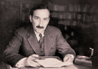 Stefan Zweig an seinem Schreibtisch in Salzburg, etwa 1930. ©Stefan Zweig Zentrum Salzburg 