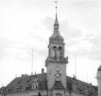 1896 wurde das Kaiserliche Oberpostamt am Pferdemarkt errichtet. Die Telegrafen– und Telefonleitungen werden über die Dächer in den Postturm geführt.