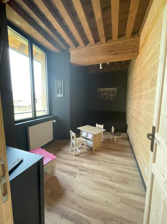 salle de jeu avec jeux, livres...