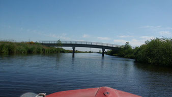 Fahrt mit dem Boot durch Brücken hindurch