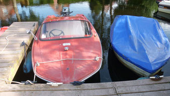 davor liegen unsere Boote, gut geschützt vor Regen
