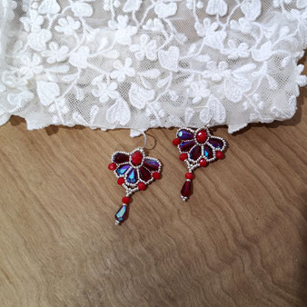 Boucles d'oreille baroques rouges et argent