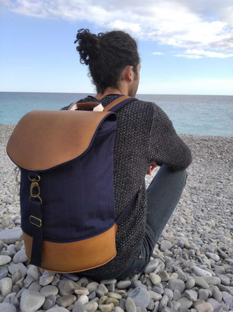 La Fabrique Fournie - sac à dos porté - création et fabrication française ; atelier de maroquinerie ; sacs en cuir 100% personnalisables ; collections en édition limitée ; sacs sur mesure ; excellence ; héritage ; historique ; stage ; artisan