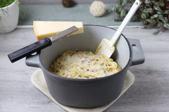 Parmesan mit der feinen Microplane Zester reiben