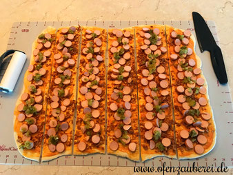 Hotdog Faltenbrot in der Stoneware rund, Ofenhexe oder Ofenmeister bzw. Zaubermeister auf der Teigunterlage mit dem Teigroller und Nylonmesser aus dem Pampered Chef Onlineshop kaufen