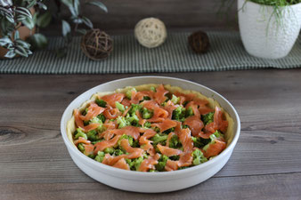Brokkoli und Lachs in die gefettete runde Ofenhexe von Pampered Chef verteilen