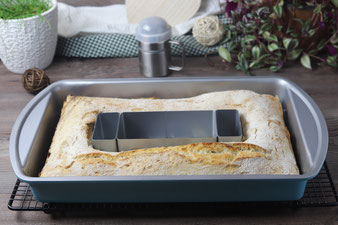 Fertig gebackenes Baguette in der Kuchenform