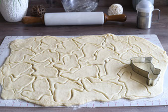 Plätzchen ausstechen auf der Teigunterlage mit Streufix und Marmor Teigroller von Pampered Chef