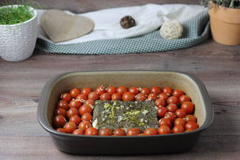 Mit Knoblauch, Gewürzen und Olivenöl bestreuen