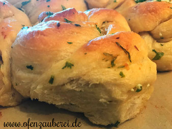 Kräuter Knoblauch Knoten Grillbrötchen oder Grillbrot auf dem Ofenzauberer von Pampered Chef im Onlineshop bestellen