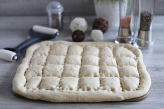Türkisches Fladenbrot oder Pide mit Teigroller und Silikonpinsel sowie Streufix auf dem Zauberstein oder Ofenzauberer James im Pampered Chef Onlineshop bestellen