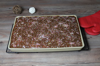 Lebkuchenschnitten, Gewürzschnitten, Blechlebkuchen auf dem großen Ofenzauberer James von Pampered Chef mit Kuchengitter und Silikonhandschuhen im Pampered Chef Onlineshop bestellen