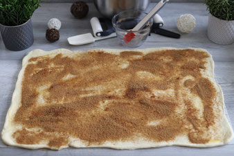 Teigunterlage, Edelstahlschüssel, Mix´n Scraper Schaber, Teigroller, Nylonmesser, Silikonpinsel, White Lady oder Ofenzauberer James mit Kuchengitter für Zimtschnecken Cinnamon Rolls Zimtröllchen im Pampered Chef Onlineshop