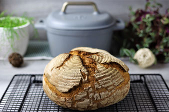 Brot auf dem Kuchengitter abkühlen lassen