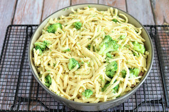 Brokkoli Käsespätzle in der Stoneware rund, Ofenhexe oder Ofenmeister bzw. Zaubermeister aus dem Pampered Chef Onlineshop kaufen