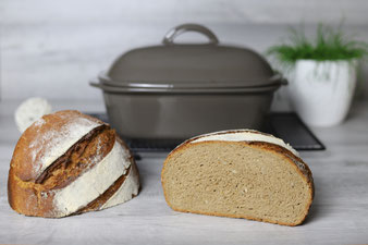 König Ludwig Brot aus dem Ofenmeister mit Teigunterlage, Edelstahlschüssel, Kuchengitter und Edelstahl Streufix aus dem Pampered Chef Onlineshop bestellen