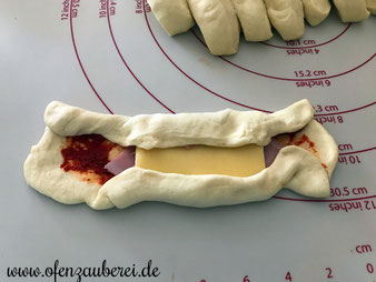 Gefüllte Pizzabrötchen auf der Teigunterlage mit Teigroller, gebacken auf der White Lady oder großer Ofenzauberer aus dem Pampered Chef Onlineshop bestellen