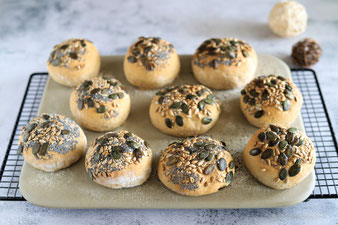 Körnerbrötchen oder Dinkelbrötchen auf dem Zauberstein sowie Ofenzauberer oder White Lady aus dem Pampered Chef Onlineshop
