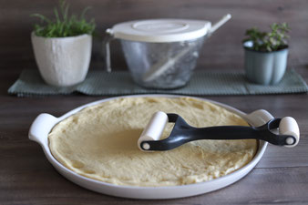 Streuselkuchen auf der White Lady aus dem Pampered Chef Onlineshop mit Teigroller , Nixe und Kuchengitter