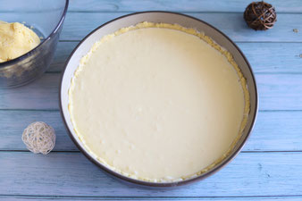 Käsekuchen Creme über den Teig gießen