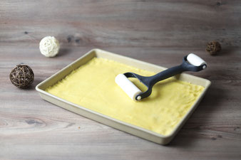 Nuessecken auf dem Ofenzauberer mit Teigroller und Kuchengitter sowie Packs an Silikonhandschuhen aus dem Pampered Chef Onlineshop