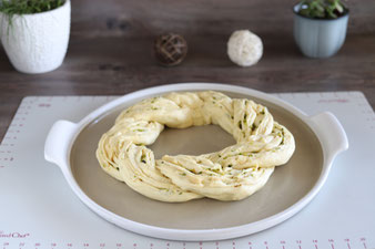 Osterzopf Hefezopf Marzipan und Pistazien auf der White Lady mit Teigunterlage und Teigroller aus dem Pampered Chef Onlineshop