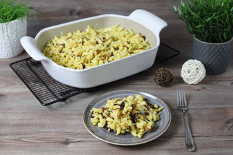 Allgäuer Kässpätzle im großen Bäker mit Siebschaufel, Microplane Reibe, Edelstahl Antihaftpfanne aus dem Pampered Chef Onlineshop bestellen