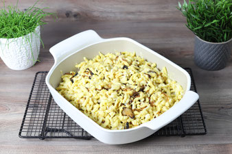 Allgäuer Kässpätzle im großen Bäker mit Siebschaufel, Microplane Reibe, Edelstahl Antihaftpfanne aus dem Pampered Chef Onlineshop bestellen