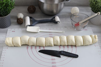 Teigunterlage, Edelstahlschüssel, Mix´n Scraper Schaber, Teigroller, Nylonmesser, Silikonpinsel, White Lady oder Ofenzauberer James mit Kuchengitter für Zimtschnecken Cinnamon Rolls Zimtröllchen im Pampered Chef Onlineshop