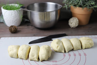 Hefeteig auf der Teigunterlage von Pampered Chef mit dem Nylonmesser schneiden