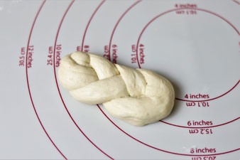 Geflochtener Zopf auf der Teigunterlage von Pampered Chef