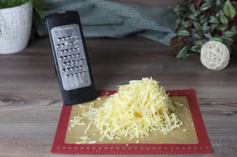 Käse mit der groben Microplane Reibe von Pampered Chef eiben