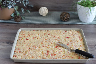 Teig mit dem kleinen Streicher im großen Ofenzauberer von Pampered Chef verteilen