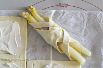 Creme mit dem kleinen Streicher über den Teig verstreichen