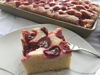 Erdbeer Schmand Blechkuchen auf dem Ofenzauberer von Pampered Chef Onlineshop bestellen