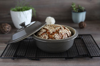 Brot im kleinen runden Zaubermeister oder Ofenmeister auf dem Kuchengitter