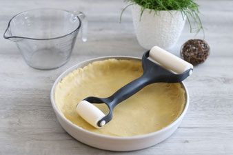 Quiche Lorraine Lothringer Specktorte mit runde Ofenhexe, Nixe, Teigroller und Kuchengitter im Pampered Chef Onlineshop kaufen