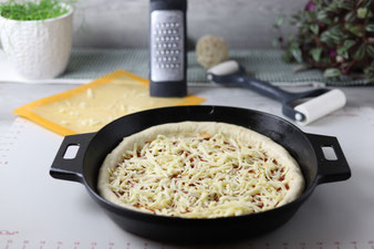 Käse mit der groben Microplane Reibe von Pampered Chef eiben