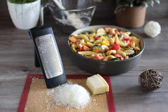 Parmesan reiben mit der feinen Mircoplane Reibe