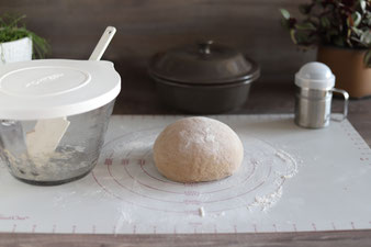 Brot falten auf der Teigunterlage mit Mehl aus dem Streufix von Pampered Chef