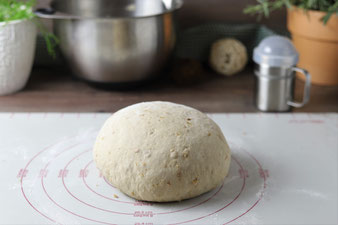Kürbis mit dem Wellenschneider zerkleinern