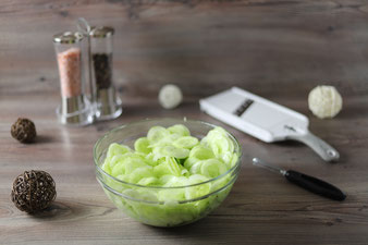 Gurkensalat in der mittleren Glasschüssel mit kleiner Küchenhobel und Gemüseschäler sowie Salz und Pfefferstreuer aus dem Pampered Chef Onlineshop