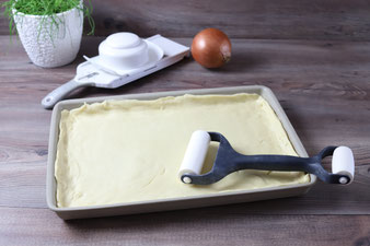 Zwiebelkuchen auf dem Ofenzauberer James mit Edelstahl Antihaft Wokpfanne und Teigroller aus dem Pampered Chef Onlineshop kaufen