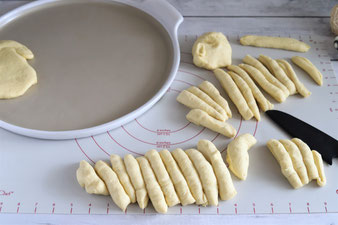 Hefeteig Osterlamm Osterlämmchen auf White Lady, Ofenzauberer oder Zauberstein mit Teigunterlage und Nylonmesser im Pampered Chef Onlineshop kaufen