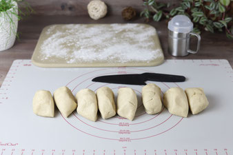 Hefeteig auf der Teigunterlage von Pampered Chef mit dem Nylonmesser schneiden