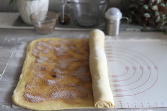 Hefeteig aufrollen auf der Teigunterlage von Pampered Chef
